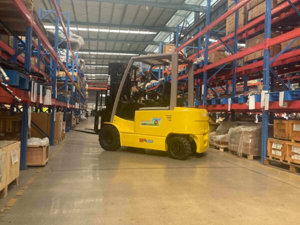 Electric Forklift Truck EF325 - Image 2